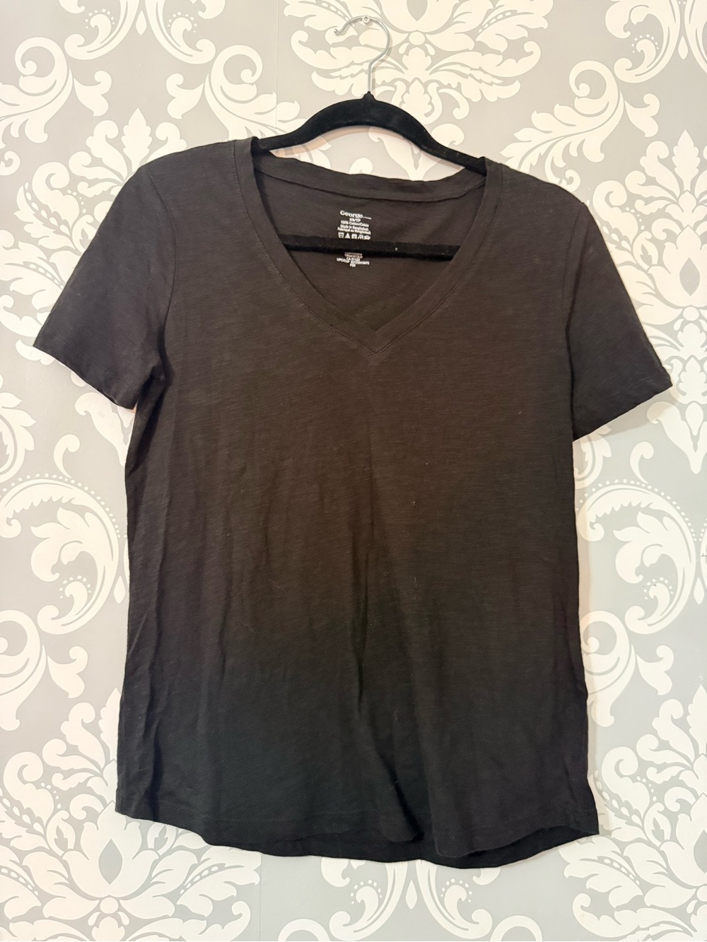 π«10/$25 β’ George Black V-Neck Short Sleeve Tee